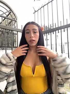 Snapshot of Ferrari_Pink chatting on March 27, 7:35 pm Ferrari Pink online show from March 27, 7:35 pm