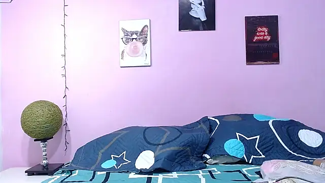 Snapshot of aisha_laurent chatting on April 6, 12:39 pm aisha laurent online show from April 6, 12:39 pm