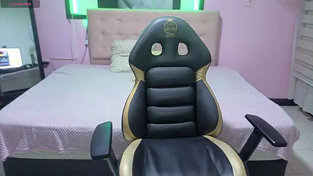 Snapshot of Milly_1_x chatting on March 24, 6:02 pm Milly 1 x online show from March 24, 6:02 pm