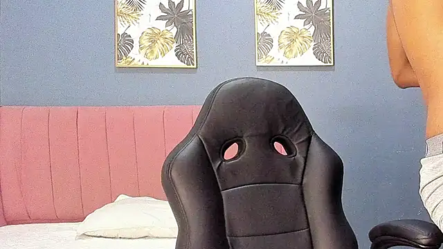 Snapshot of tom_strong1 chatting on March 31, 12:01 am tom strong1 online show from March 31, 12:01 am