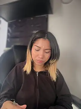 Laila LS online show from March 29, 1:44 pm