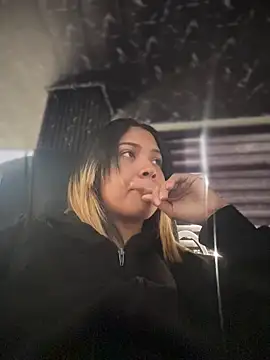 Laila LS online show from March 31, 1:11 pm