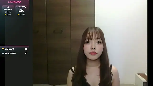 Snapshot of ena_01 chatting on April 4, 4:33 am ena 01 online show from April 4, 4:33 am