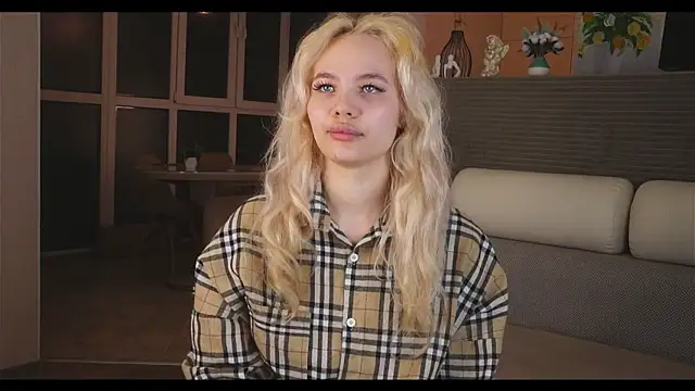 Snapshot of _miablonde chatting on March 24, 5:40 pm miablonde online show from March 24, 5:40 pm