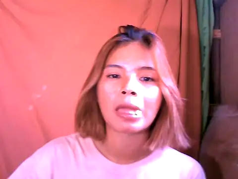 Snapshot of Urcutiepiebaby chatting on March 20, 3:22 am Urcutiepiebaby online show from March 20, 3:22 am