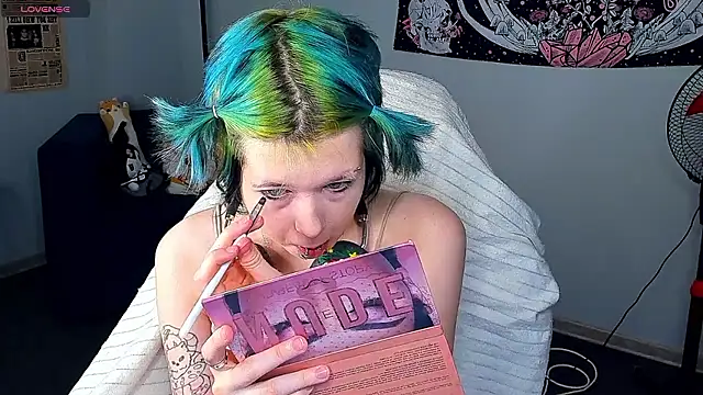 Snapshot of LittleKittenStar chatting on March 23, 2:48 am LittleKittenStar online show from March 23, 2:48 am