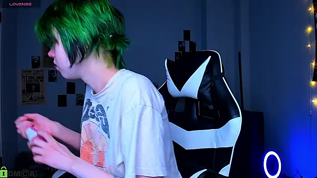 Snapshot of LittleKittenStar chatting on April 2, 3:04 am LittleKittenStar online show from April 2, 3:04 am