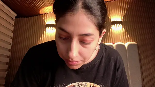 Melannyy V online show from April 6, 1:23 pm