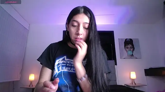 Melannyy V online show from May 18, 1:06 pm