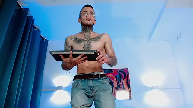 Snapshot of DominicParkerr chatting on April 1, 11:46 pm DominicParkerr online show from April 1, 11:46 pm