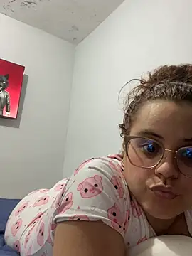 Snapshot of KimPosibl3 chatting on April 3, 5:05 am KimPosibl3 online show from April 3, 5:05 am