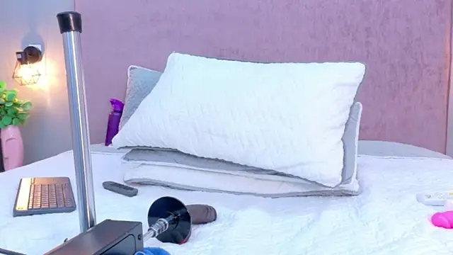 Snapshot of Ariana_Mold chatting on April 2, 4:10 am Ariana Mold online show from April 2, 4:10 am