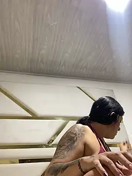 Snapshot of emiiross chatting on April 5, 1:36 am emiiross online show from April 5, 1:36 am