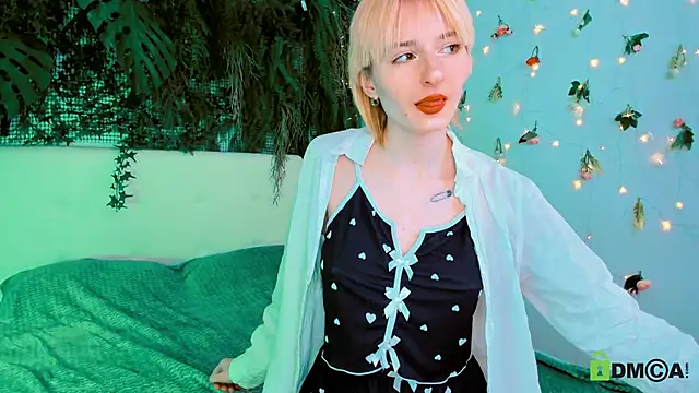 Snapshot of Kira__Cutie chatting on May 3, 9:10 pm Kira Cutie online show from May 3, 9:10 pm