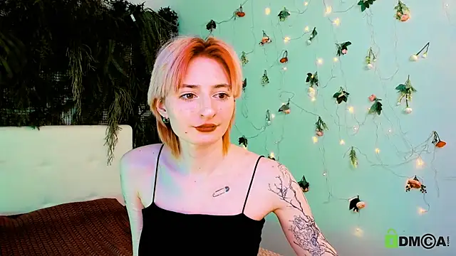 Snapshot of Kira__Cutie chatting on May 16, 12:40 am Kira Cutie online show from May 16, 12:40 am