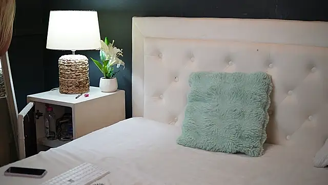 Snapshot of DaliaParis chatting on May 7, 8:14 pm DaliaParis online show from May 7, 8:14 pm