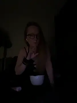 LizzieZ1975 online show from May 16, 11:57 pm