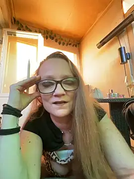 LizzieZ1975 online show from May 22, 6:46 pm