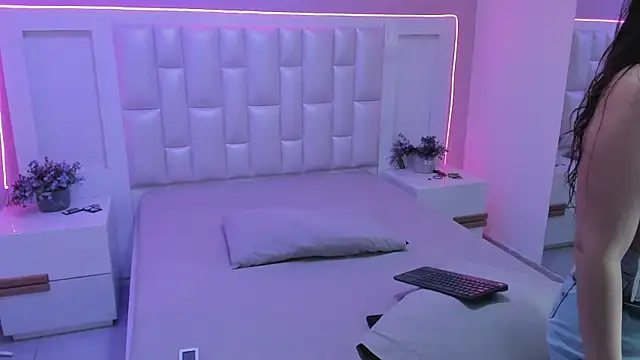 Snapshot of KylieLumi chatting on April 1, 11:55 am KylieLumi online show from April 1, 11:55 am