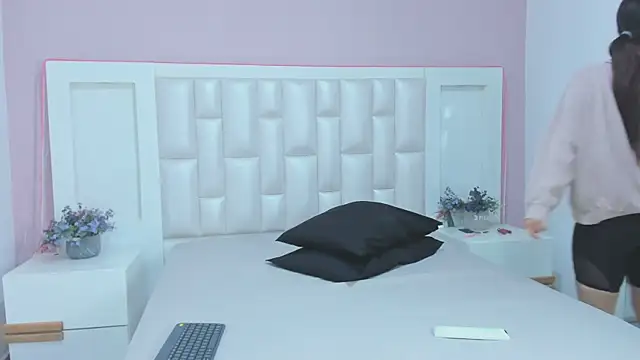 Snapshot of KylieLumi chatting on April 2, 12:03 pm KylieLumi online show from April 2, 12:03 pm