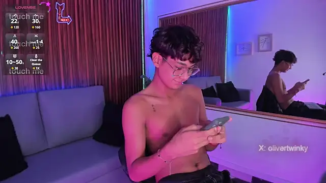 Snapshot of Oliver20__ chatting on March 28, 4:56 am Oliver20 online show from March 28, 4:56 am