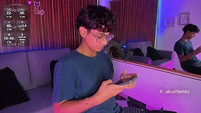 Snapshot of Oliver20__ chatting on March 29, 4:45 am Oliver20 online show from March 29, 4:45 am