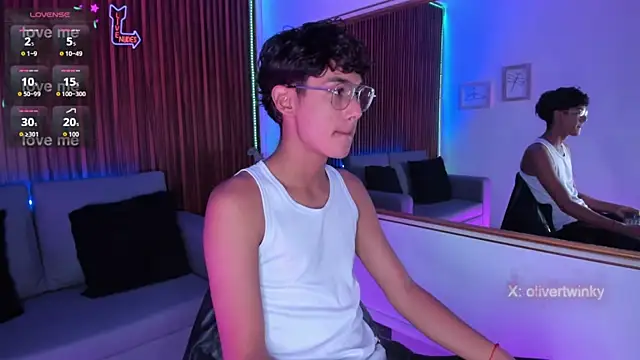 Snapshot of Oliver20__ chatting on April 1, 3:40 am Oliver20 online show from April 1, 3:40 am