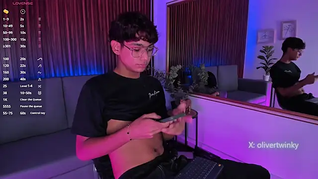 Snapshot of Oliver20__ chatting on April 2, 6:00 am Oliver20 online show from April 2, 6:00 am