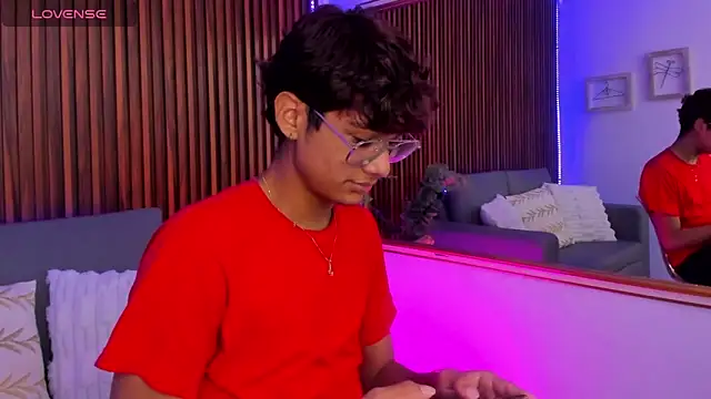 Snapshot of Oliver20__ chatting on May 3, 3:29 pm Oliver20 online show from May 3, 3:29 pm
