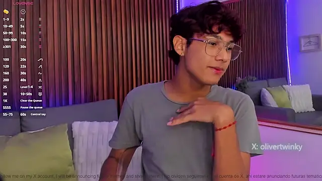 Snapshot of Oliver20__ chatting on May 8, 1:00 am Oliver20 online show from May 8, 1:00 am