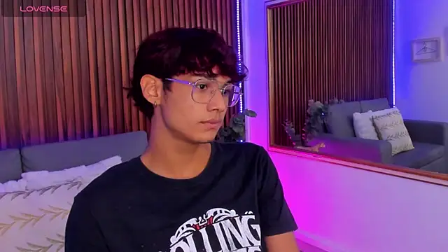 Snapshot of Oliver20__ chatting on May 11, 8:17 pm Oliver20 online show from May 11, 8:17 pm