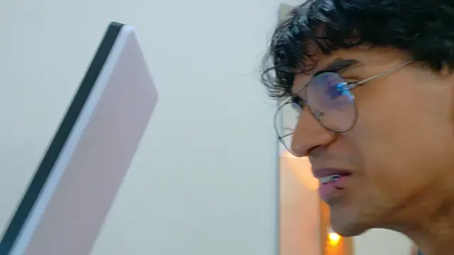  ArchieBlu  online show from April 3, 3:26 am