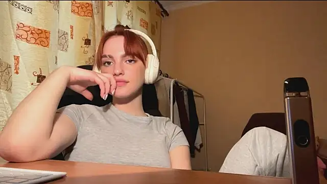 Snapshot of alisaonlyforu chatting on April 4, 2:58 pm alisaonlyforu online show from April 4, 2:58 pm