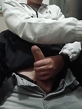 Snapshot of Skinboy06 chatting on April 19, 8:11 pm Skinboy06 online show from April 19, 8:11 pm