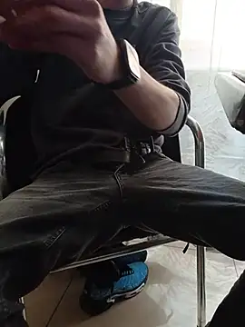 Snapshot of Skinboy06 chatting on April 24, 10:39 am Skinboy06 online show from April 24, 10:39 am