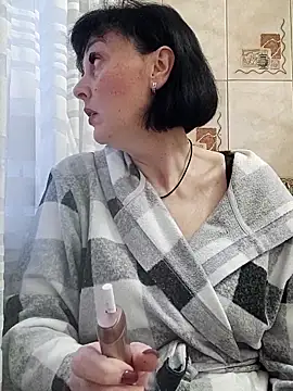 HelgaDennis online show from April 2, 4:15 pm