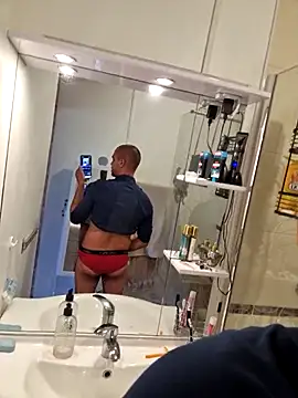 Snapshot of Justfunfree chatting on April 2, 2:26 pm Justfunfree online show from April 2, 2:26 pm