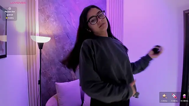 Snapshot of alina_sauvage chatting on March 27, 11:43 am alina sauvage online show from March 27, 11:43 am