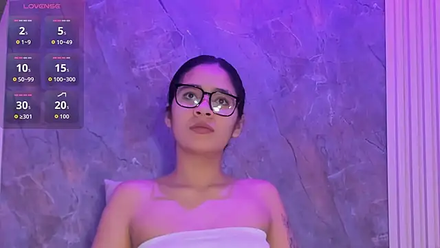 Snapshot of alina_sauvage chatting on March 31, 11:43 am alina sauvage online show from March 31, 11:43 am