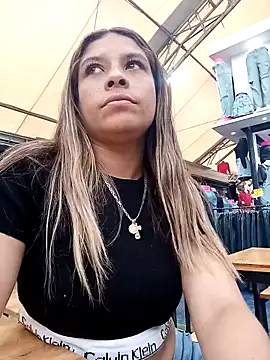 Snapshot of alanna6950 chatting on April 4, 5:32 pm alanna6950 online show from April 4, 5:32 pm