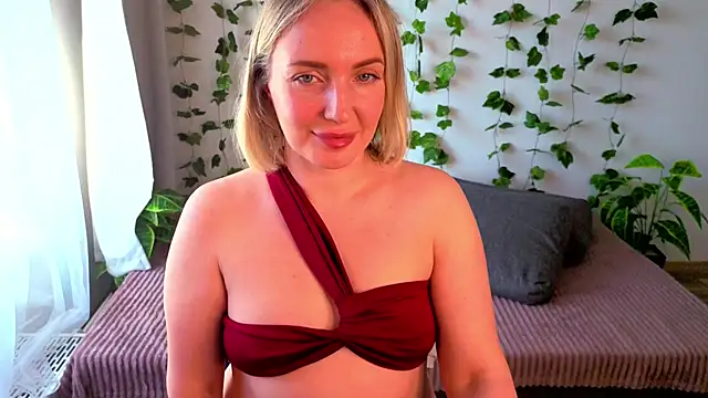 MonikFoxi online show from April 29, 4:05 am