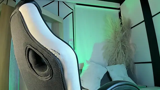 Snapshot of LizzyBrooks_ chatting on March 27, 8:26 am LizzyBrooks online show from March 27, 8:26 am