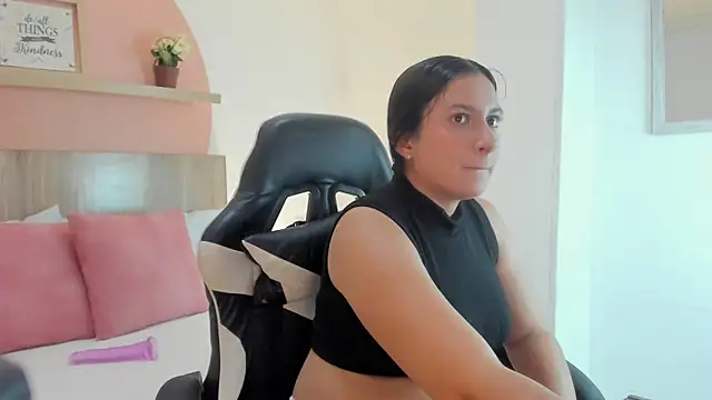 Snapshot of kira_relish chatting on March 27, 1:00 pm kira relish online show from March 27, 1:00 pm