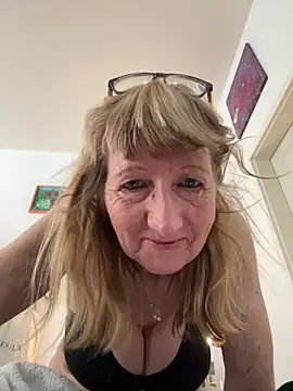 Snapshot of MatureKim chatting on March 31, 2:28 pm MatureKim online show from March 31, 2:28 pm