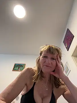 Snapshot of MatureKim chatting on April 3, 3:21 pm MatureKim online show from April 3, 3:21 pm