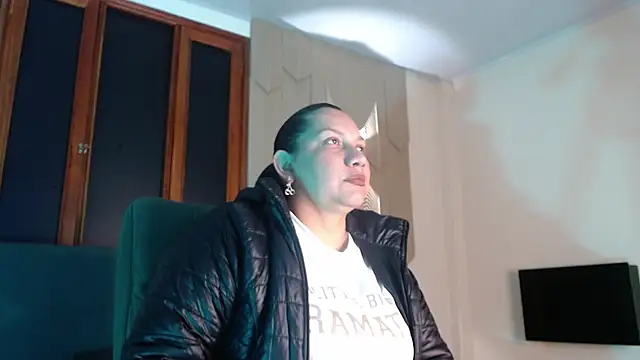 Snapshot of mia_coral1 chatting on April 7, 1:50 am mia coral1 online show from April 7, 1:50 am