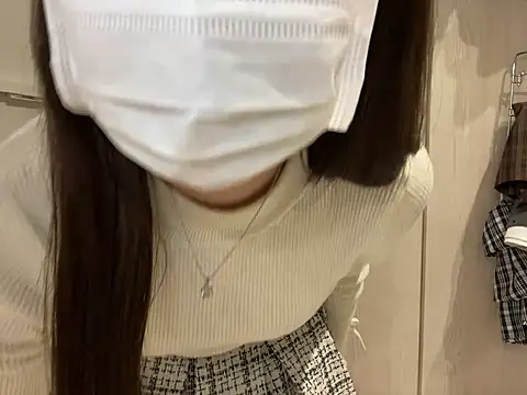 Snapshot of y-u-r-a-33 chatting on April 6, 8:26 am y-u-r-a-33 online show from April 6, 8:26 am