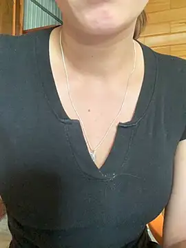 Snapshot of Zinii99 chatting on April 1, 7:31 am Zinii99 online show from April 1, 7:31 am