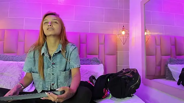 Snapshot of Mia-Dolls chatting on April 2, 3:48 am Mia-Dolls online show from April 2, 3:48 am