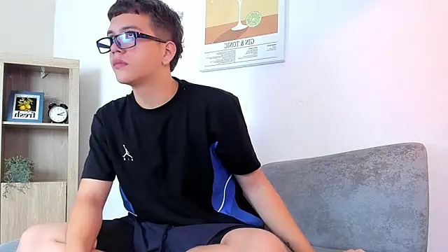 Snapshot of dennis_hills chatting on March 25, 12:44 pm dennis hills online show from March 25, 12:44 pm